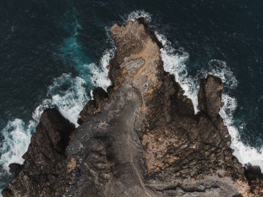 Okyanus Dalgaları ile Rocky Sahili 'nin Hava Görüntüsü
