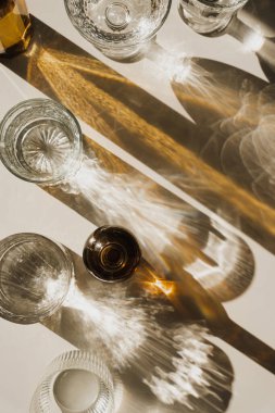 Cam ve Şişe Gölgelerinin Yakın Çekimi, Tarafsız Yüzeydeki Ilık Işık Örnekleri