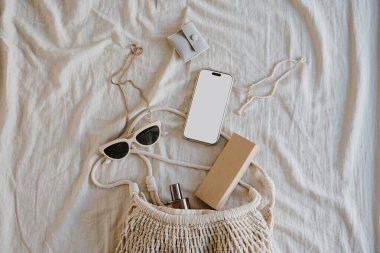 Gelişigüzel Yaz Aksesuarları Yatağı. Smartphone, güneş gözlüğü ve Eco Bag, Nötr Ayarlı Asgari Aksesuarlar