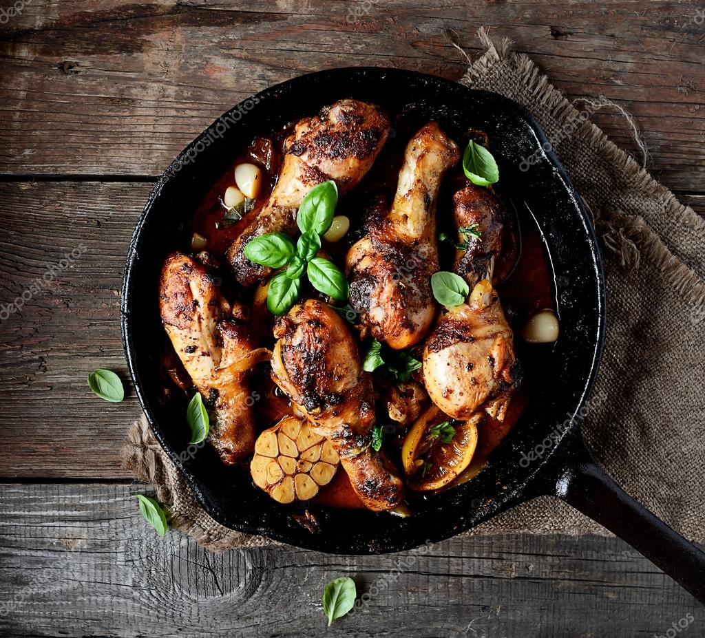 Fried chicken legs in a pan — Stock Photo © venge.mail.ua 117992296