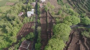 Tomurcuklanmış Tarlalar ve Manzaralı Yeşil Yerleşim Alanı Hava Görünümü