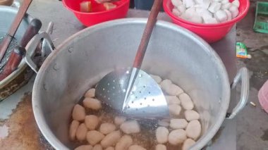 Lezzetli Kızarmış: Canlı Sokak Ayarlarında Geleneksel Yemek Pişirme Sanatı