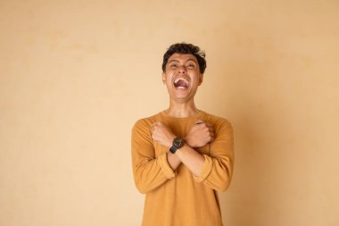 Canlı mutluluğu ifade eden genç bir kişinin neşeli bir portresi..