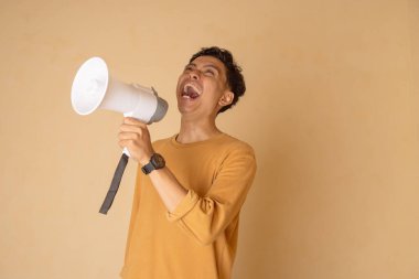 Neşeli bir insan tutkulu bir şekilde megafon kullanıyor, enerji ve coşku yayıyor..