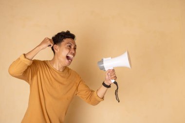 Kendini megafonla tutkuyla ifade eden bir adamın dinamik portresi..