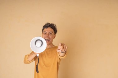 Seyirciyi megafonla tutkuyla meşgul eden neşeli genç bir adam..