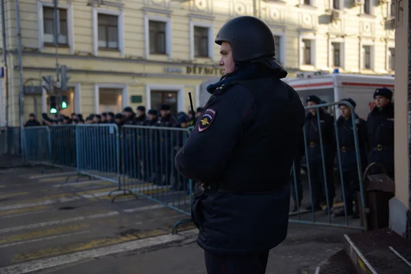 Policía rusa en la barrera vigilada —  Fotos de Stock