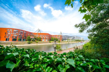 Duisburg ve Der Ruhr 'daki iç limanın çevresindeki manzaraya bakın..