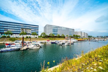 Duisburg ve Der Ruhr 'daki iç limanın çevresindeki manzaraya bakın..