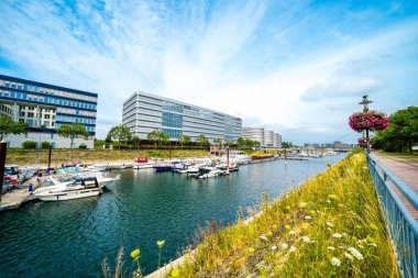 Duisburg ve Der Ruhr 'daki iç limanın çevresindeki manzaraya bakın..