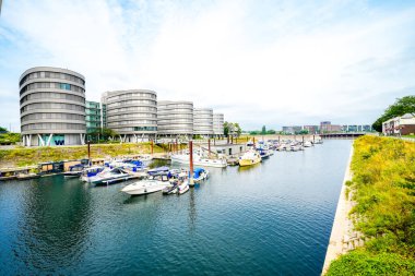 Duisburg ve Der Ruhr 'daki iç limanın çevresindeki manzaraya bakın..