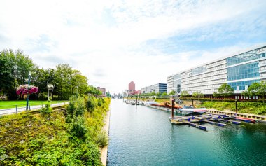 Duisburg ve Der Ruhr 'daki iç limanın çevresindeki manzaraya bakın..