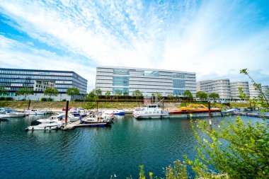 Duisburg ve Der Ruhr 'daki iç limanın çevresindeki manzaraya bakın..