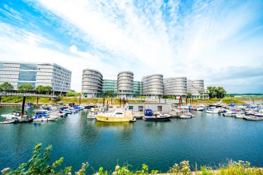 Duisburg ve Der Ruhr 'daki iç limanın çevresindeki manzaraya bakın..