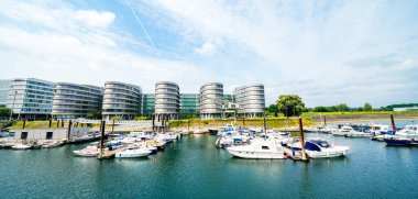 Duisburg ve Der Ruhr 'daki iç limanın çevresindeki manzaraya bakın..