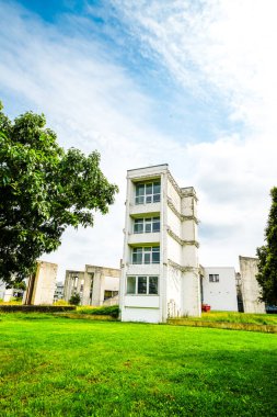 Duisburg ve Der Ruhr 'daki iç limanın çevresindeki manzaraya bakın..