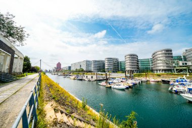 Duisburg ve Der Ruhr 'daki iç limanın çevresindeki manzaraya bakın..
