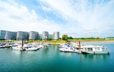 Duisburg ve Der Ruhr 'daki iç limanın çevresindeki manzaraya bakın..