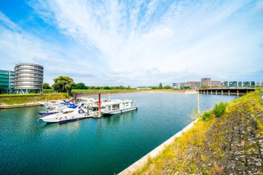 Duisburg ve Der Ruhr 'daki iç limanın çevresindeki manzaraya bakın..