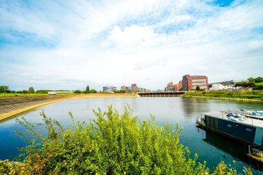 Duisburg 'daki Holzhafen ve Duisburg' daki iç limanın manzarası..