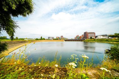Duisburg 'daki Holzhafen ve Duisburg' daki iç limanın manzarası..