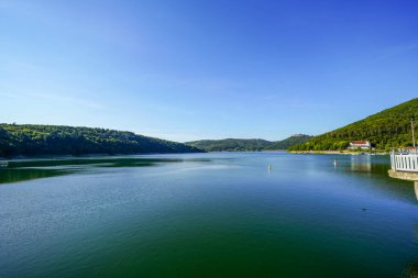 Edersee manzarası ve gölün çevresindeki doğa. Edertal Eder Barajı.