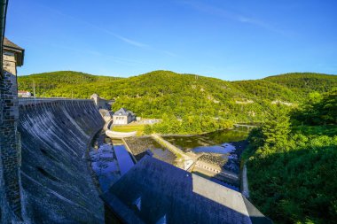 Edersee 'deki baraj manzarası. Edertal Eder Barajı.