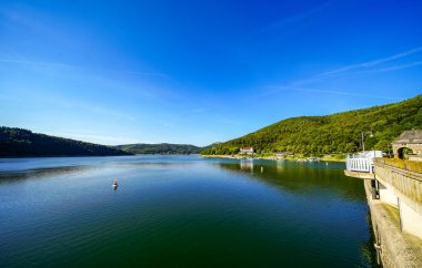Edersee manzarası ve gölün çevresindeki doğa. Edertal Eder Barajı.