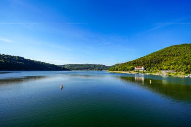 Edersee manzarası ve gölün çevresindeki doğa. Edertal Eder Barajı.