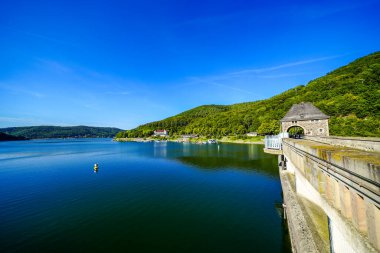Edersee manzarası ve gölün çevresindeki doğa. Edertal Eder Barajı.