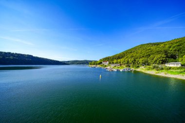 Edersee manzarası ve gölün çevresindeki doğa. Edertal Eder Barajı.