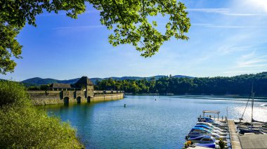 Edersee manzarası ve gölün çevresindeki doğa. Edertal Eder Barajı.
