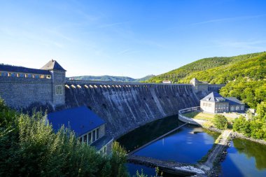 Edersee 'deki baraj manzarası. Edertal Eder Barajı.