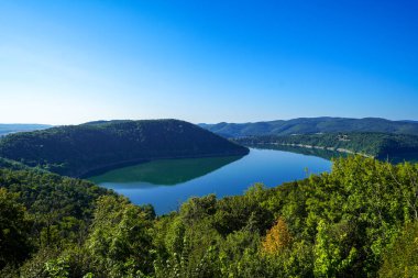 Edersee manzarası ve gölün çevresindeki doğa. Edertal Manzarası.