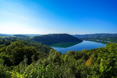 Edersee manzarası ve gölün çevresindeki doğa. Edertal Manzarası.