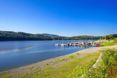 Edersee manzarası ve gölün çevresindeki doğa. Edertal Manzarası.