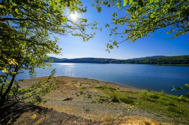 Edersee manzarası ve gölün çevresindeki doğa. Edertal Manzarası.