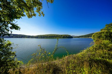 Edersee manzarası ve gölün çevresindeki doğa. Edertal Manzarası.