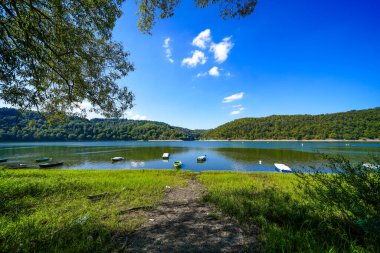 Edersee manzarası ve gölün çevresindeki doğa. Edertal 'de, Asel Davası' nın yakınındaki manzara.