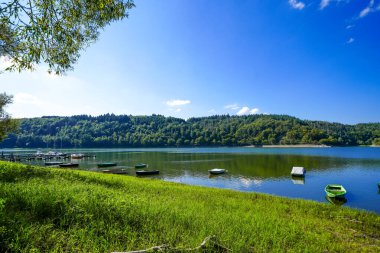 Edersee manzarası ve gölün çevresindeki doğa. Edertal 'de, Asel Davası' nın yakınındaki manzara.