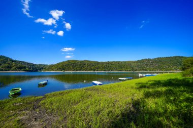 Edersee manzarası ve gölün çevresindeki doğa. Edertal 'de, Asel Davası' nın yakınındaki manzara.