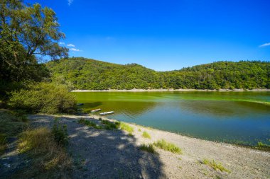 Edersee manzarası ve gölün çevresindeki doğa. Harbshausen yakınlarındaki Edertal 'de manzara.