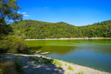 Edersee manzarası ve gölün çevresindeki doğa. Harbshausen yakınlarındaki Edertal 'de manzara.