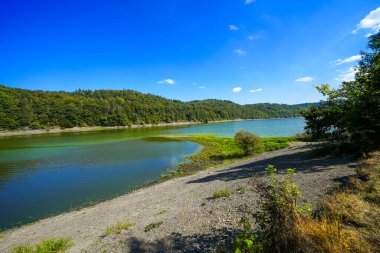 Edersee manzarası ve gölün çevresindeki doğa. Harbshausen yakınlarındaki Edertal 'de manzara.
