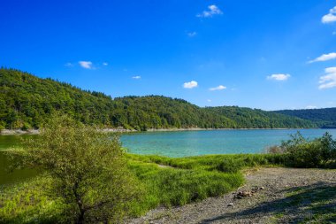 Edersee manzarası ve gölün çevresindeki doğa. Harbshausen yakınlarındaki Edertal 'de manzara.