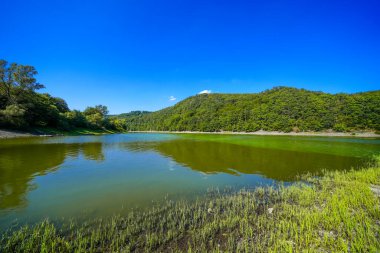 Edersee manzarası ve gölün çevresindeki doğa. Harbshausen yakınlarındaki Edertal 'de manzara.