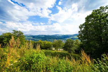 Meschede yakınlarındaki Eversberg manzarası ve çevresindeki doğa. Sauerland 'deki manzara.