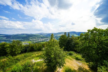 Meschede yakınlarındaki Eversberg manzarası ve çevresindeki doğa. Sauerland 'deki manzara.