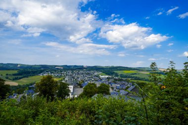 Meschede yakınlarındaki Eversberg manzarası ve çevresindeki doğa. Sauerland 'deki manzara.