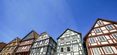 Fritzlar şehir merkezindeki eski tarihi binalar.